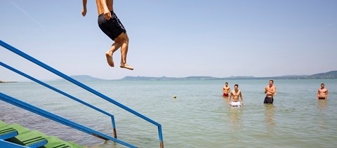 Mennyibe kerül diákként levonatozni a Balatonra?