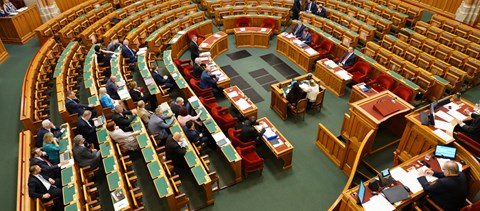 Nem hatottak a tiltakozások, ma szavaz a parlament a státusztörvényről