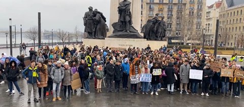 Már zajlanak az alternatív tanórák a Parlament mellett, több száz diák tart a Kossuth tér felé