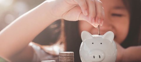 Játékoktól az első saját fizetésig – így segíthetik a szülők a gyerekeik pénzügyi tudatosságra nevelését 