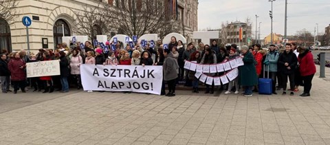 Látványos akciót szerveztek Újpesten tanárok, József Attila versét szavalták közösen