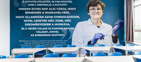 Hatalmas képen köszön vissza Karikó Katalin a Semmelweis Egyetem újonnan átadott tantermében 