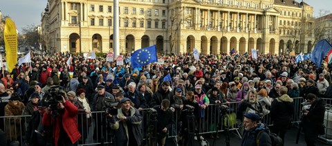 "Az a céljuk, hogy droidokat csináljanak belőlünk" - újra az oktatásért tüntettek a Kossuth téren