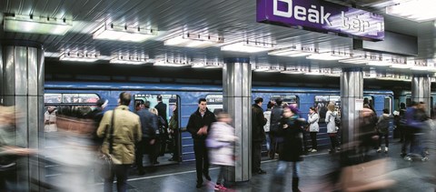 Leállt a metró: van olyan érettségiző, akit robogóval vitt be az iskolába a tanára