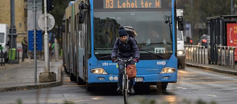 Újra megmutatta a virológus, miért kellene felvenni a maszkot iskolába, munkába menet