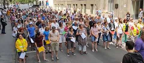 Száz pedagógus mutatta meg a minisztérium előtt, mekkora a baj az iskolákban és az óvodákban