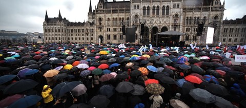 "Elfogyott a türelem" - megtelt a Kossuth tér a pedagógusok tüntetésére