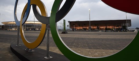 Négy iskola jön ki az egyik riói stadionból, de tényleg