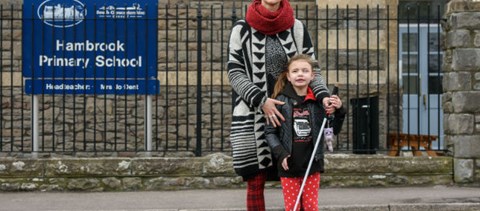 Megtiltották a vak diáklánynak, hogy fehér bottal járjon az iskolában