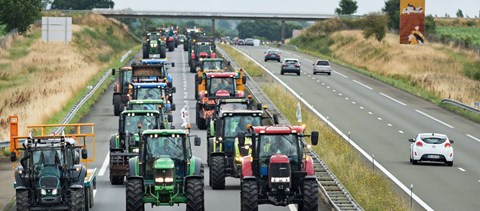 Szekszárdon traktorral ballagtak a diákok