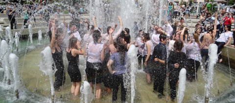 Záróvizsga után a szökőkútba: van, ahol így ünnepelnek a végzős egyetemisták