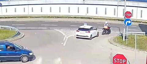 Videó: ki bukik meg a forgalmi vizsgán, ha a saját oktatója koccolja le a motoros tanulóvezetőt?