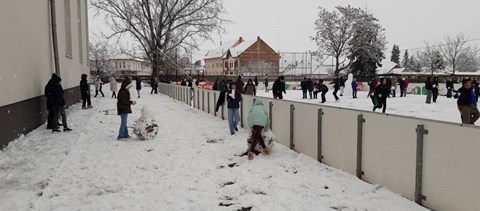 A nap képe: hógolyózás a mezőkövesdi iskola udvarán