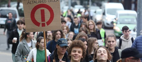 Országszerte több ezer pedagógus sztrájkolt