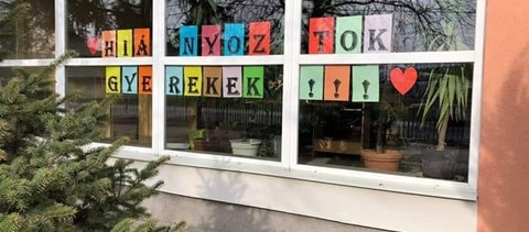 "Hiányoztok gyerekek!" - újabb iskola üzen diákjainak