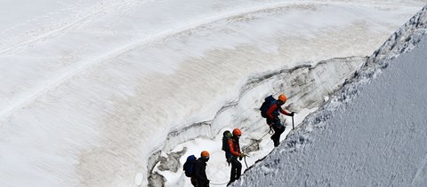 Hajmeresztő videó: 800 méteres sziklát másznak meg az iskolások minden reggel