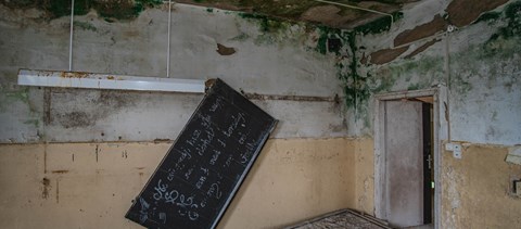 Már csak a hátrahagyott kitömött állatok laknak ebben az enyészetté váló iskolában 