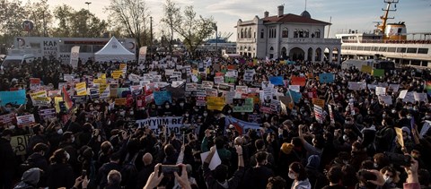 Hétfő óta az utcán vannak a török egyetemi kinevezés ellen tüntető hallgatók