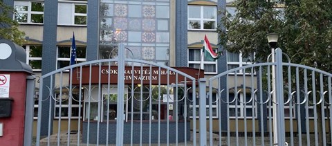 Nyomoz a rendőrség a 17 éves diákot megkörnyékező debreceni tanár ügyében