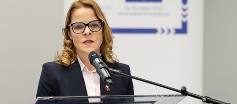 Perrel fenyegeti a Pedagógusok Demokratikus Szakszervezete az őket bíráló miniszteri biztost