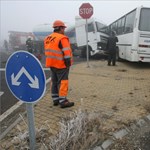 Iskolába tartó gyerekeket szállító busz karambolozott