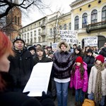 Győztek a szülők Dunaújvárosban: nem vonják össze az iskolákat