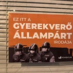 Összematricázta a Fidesz irodáit a Momentum: „Ez a gyerekverő állampárt irodája”