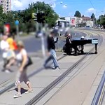 Több mint száz éves zongorával gurultak át a zebrán a XIII. kerületben - videó