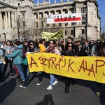 Péntek este pedagógustüntetést és szolidaritási koncertet tartanak a Kossuth téren