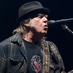 Neil Young osszes zenéjét törli a kínálatából a Spotify, mert fontosabb nekik egy oltásszkeptikus podcast