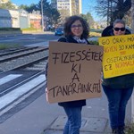 Orosz Anna szülői transzparenst vitt a parlamentbe, megvonták tőle a szót