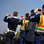 Rendőrök vinnék az iskolaigazgatóhoz a lógós diákokat