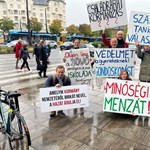 „Nekik muszáj lenyelni azt, amit lenyomnak a torkukon” - száz hete demonstrál az utcán a diákokért a Zebraszerda kitalálója