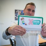 Sebtapaszadagolókat helyeztek ki a játszóterekre a II. kerületben