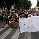 Százak tüntettek a BM előtt pedagógusnapon, megünnepelték a tanárokat