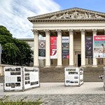 Hosszú sorokban állnak a fiatalok, hogy megnézzék a budapesti World Press Photo kiállítást