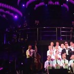 A nap videója: magyar diákokkal énekelt Robbie Williams