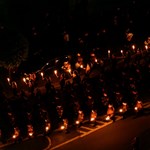 Látványos fáklyás búcsúmenetet tartottak a Soproni Egyetem végzős hallgatói 