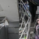 Una mujer da a luz a un bebé sano rescatado de la operación de partería bombardeada en Mariupol