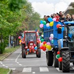 Fogatokkal, traktorokkal ballagtak a diákok a vidéki mezőgazdasági középiskolákban