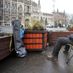 Képek: így ülősztrájkol a HÖOK elnöke a parlamentnél