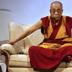 Nehéz a dolga a dalai lámának, ha amerikai egyetemre látogatna