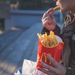 Elítélt szexuális bűnöző volt a főnöke, 4,4 millió dollár kártérítést kap a McDonald's mosdójában zaklatott diáklány