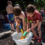 Nem kaphatták meg a tankerület medencéit, a rendőrség sietett a napközis gyerekek segítségére Ferencvárosban