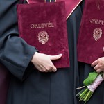 Lassan leáldozott a hagyományos diplomáknak? Tíz végzős már e-diplomát kapott