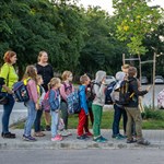 Anya-vagy apataxi helyett Pedibusszal mennek iskolába a gödöllői gyerekek