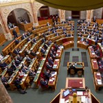 Már tárgyalja a státusztörvényt a parlament