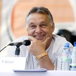 Busásan megfizették az Orbán Viktort tankönyvbe foglaló írókat