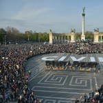 A CEU mellett is tüntetnek a Hősök terén, vidéken is kiállnak az egyetemért