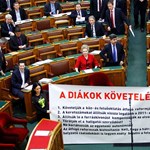 Fotó: így jutott be mégis a diákok követelése a parlamentbe